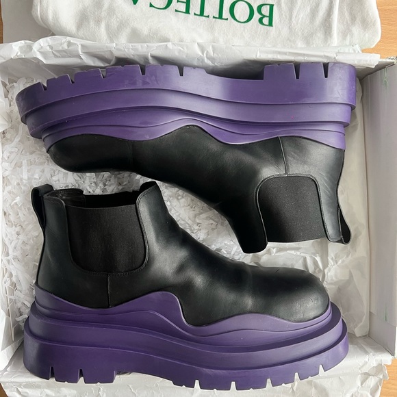 Bottega Veneta Tire Boot, Military Calf in Black and Purple leather sole. - Picture 4 of 7